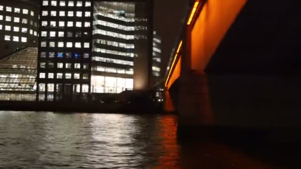 Cruising en passeren onder de brug — Stockvideo