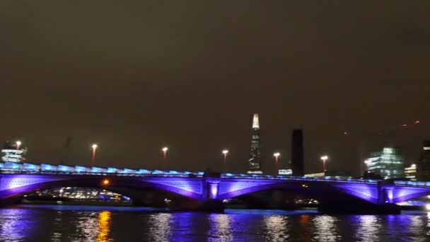 Krijgen van ver weg van de brug — Stockvideo