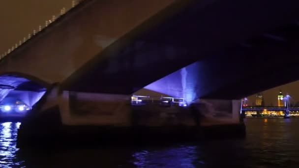 Unter einer der großen Brücken — Stockvideo