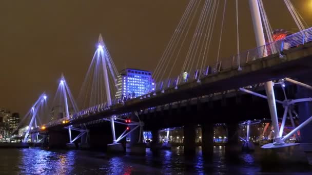 Onder een van de grote bruggen — Stockvideo