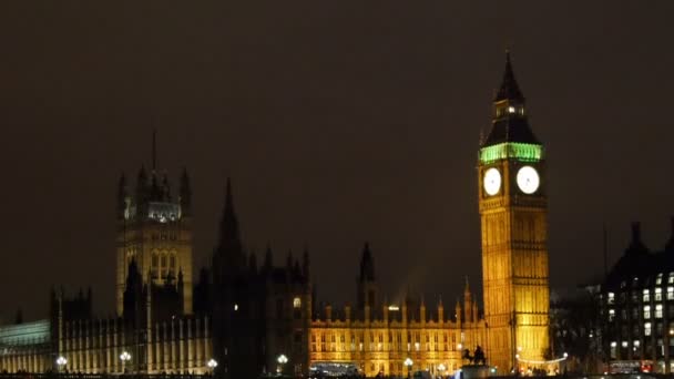 Calles ocupadas a lo largo del Big Ben — Vídeo de stock