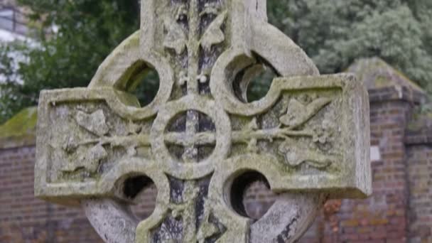 Крест с круглым надгробием — стоковое видео