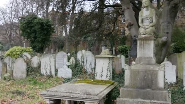Tumbas y lápidas en el cementerio — Vídeo de stock