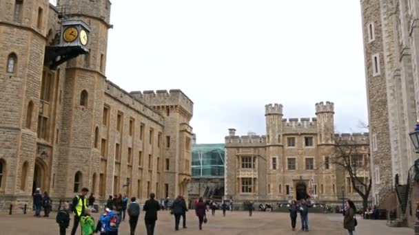 Mensen bezoeken de Tower of London — Stockvideo