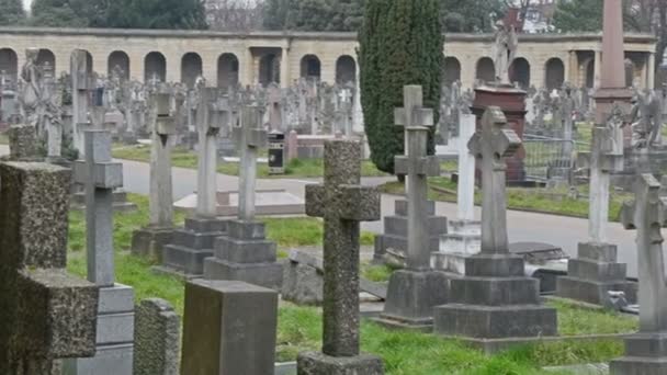 Spousta náhrobky a náhrobky — Stock video