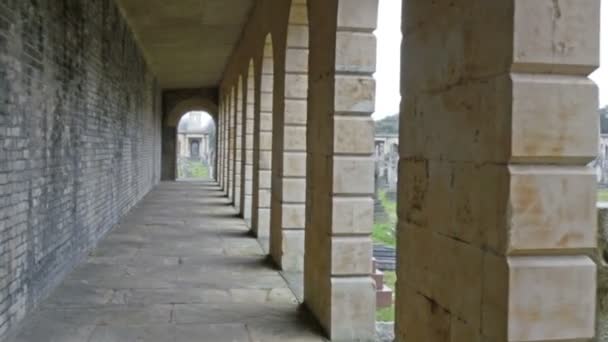 O corredor de um edifício dentro do cemitério — Vídeo de Stock