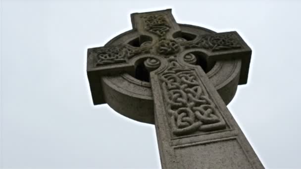 Big cross with carvings tombstone — Stock Video