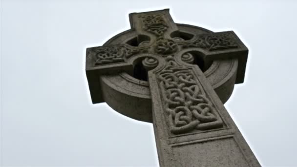 Grande croix avec pierre tombale sculptée 