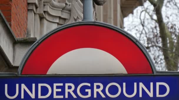 Grande sinal subterrâneo em Londres — Vídeo de Stock