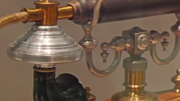 Ein klassisches Oldtimer-Telefon — Stockvideo