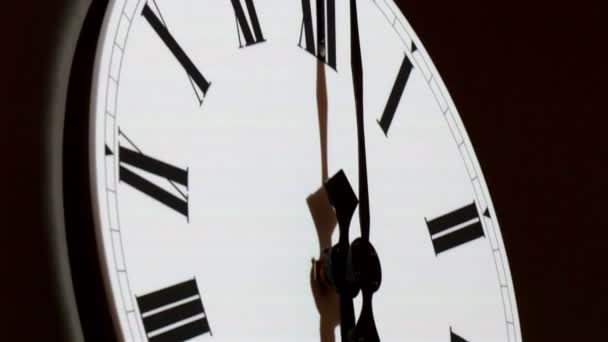 Bílé nástěnné hodiny s černými šipkami — Stock video