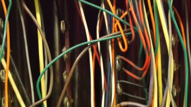 Câblages colorés sur un équipement audio 