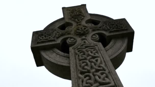 Big cross with carvings tombstones — Stock Video