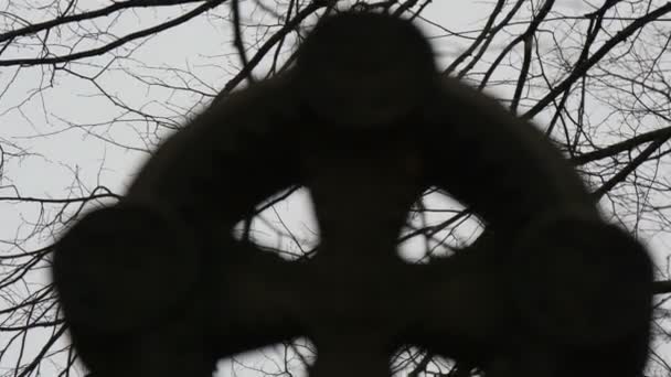 Cirkel Kruis ontworpen grafsteen — Stockvideo