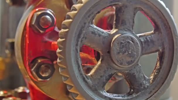 Une valve hydraulique argentée — Video