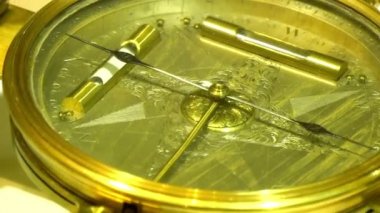 Altın kaplama malzeme ile eski pusula