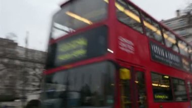 Karşıdan karşıya geçerken büyük otobüs