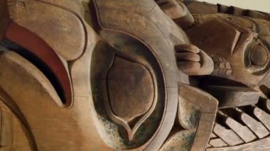 Bu yüzleri ile uzun boylu Maya yapısı