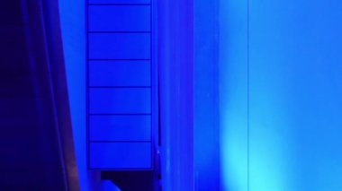 küçük bir koridor ile mavi Oda