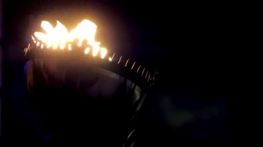 Londra'da bir kulenin tepesinde büyük yangın meşalesi