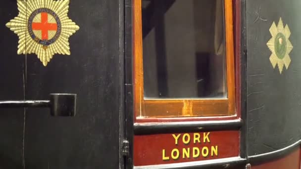 Sidovy av vintage royal mail transport — Stockvideo