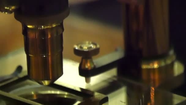 Viejo microscopio clásico — Vídeos de Stock