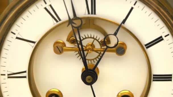 Frapper une vieille horloge 