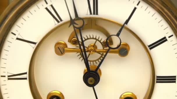 Spuntare di un vecchio orologio — Video Stock