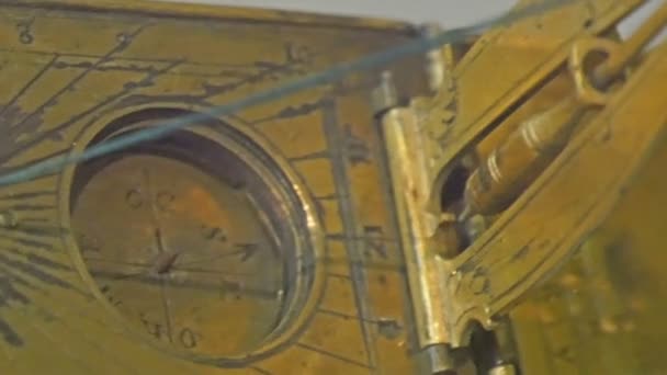 Velho e clássico relógio de sol — Vídeo de Stock