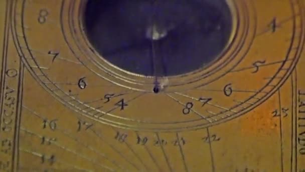 vieux et classique cadran solaire plaqué or 