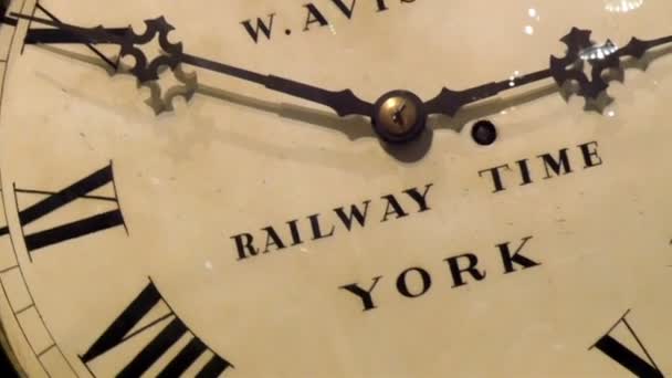 Huge railway time clock in London — Stock Video