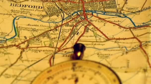 Mappa e un mapmetro sul tavolo — Video Stock