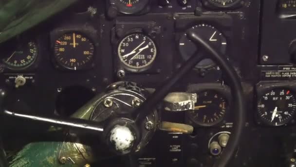 Dashboard van de piloten van een vliegtuig — Stockvideo