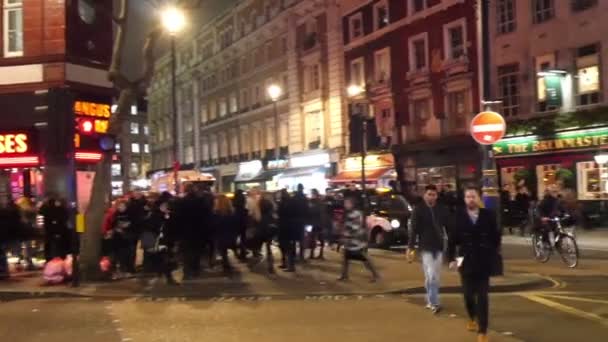 Mensen uit Londen lopen — Stockvideo