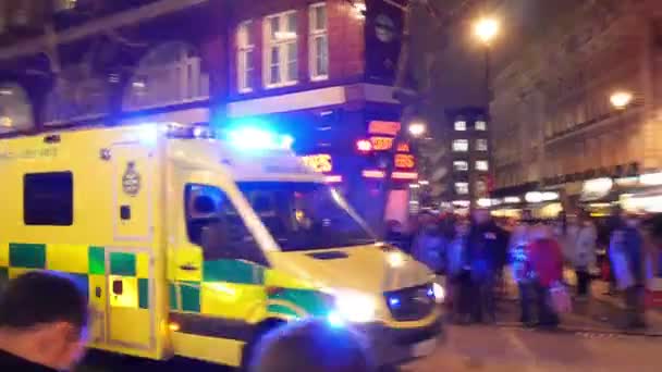 Een gele redding ambulance — Stockvideo