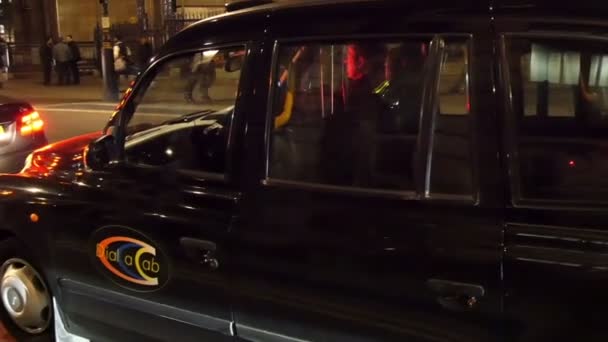Een zwarte taxi aan de straatzijde — Stockvideo