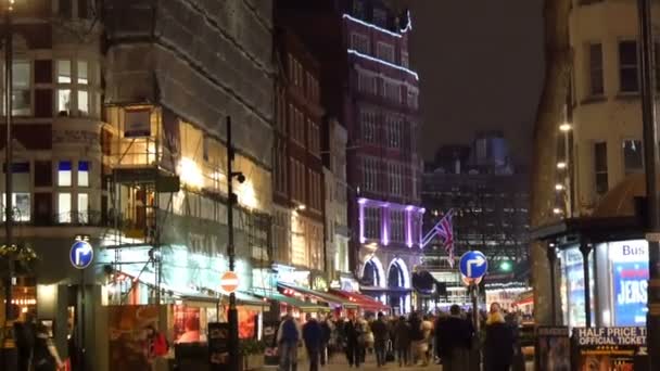 Ruchliwa ulica w nocy — Wideo stockowe