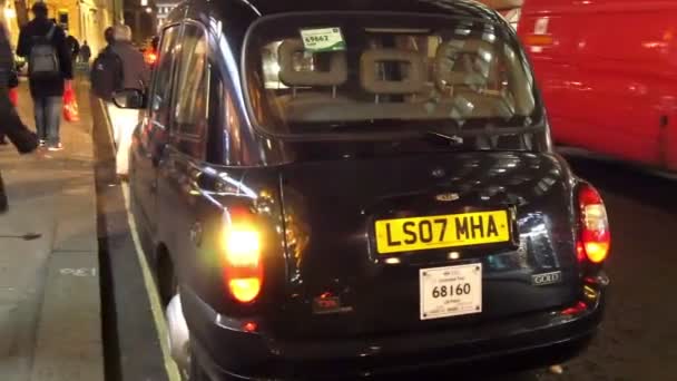 Een zwarte taxi aan de straatzijde — Stockvideo