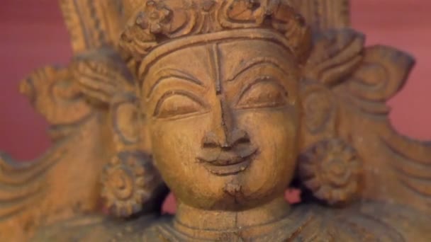 Pequeña escultura de madera buddha — Vídeo de stock