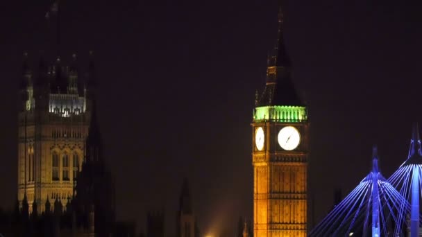 Big Ben med ljus på natten — Stockvideo