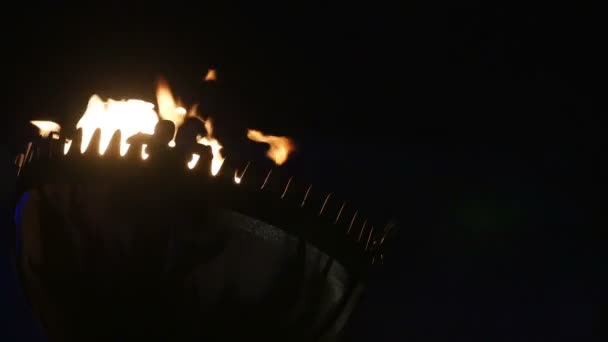 énorme torche de feu sur un bâtiment 