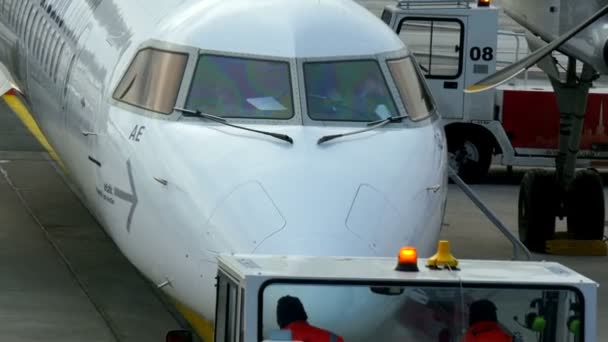 Due operai su una jeep aeroportuale — Video Stock