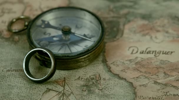 petite boussole et un anneau 