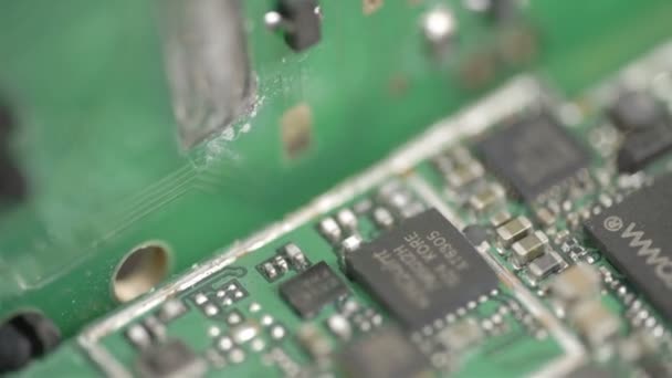 Mikrochip im Inneren eines Handys — Stockvideo