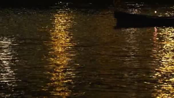 Reflektion av vatten från floden Themsen — Stockvideo
