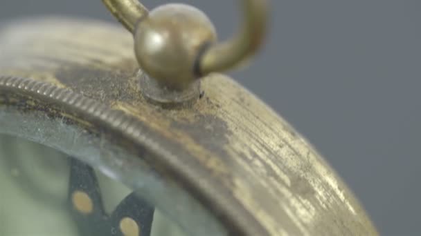 La pointe d'une vieille boussole rouillée 