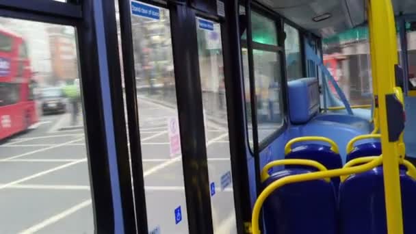 Blaue Stühle im Londoner Bus — Stockvideo