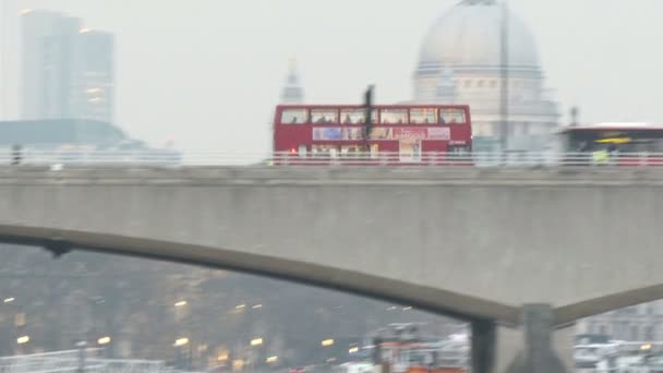 Rode bus bewegen snel op de brug — Stockvideo