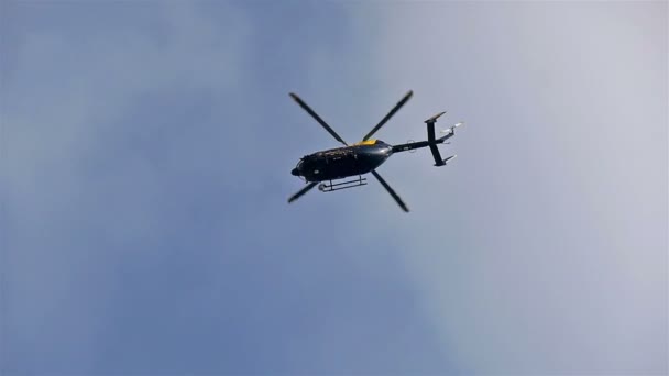 Μαύρο ελικόπτερο που πηγαίνει γύρω από το Λονδίνο — Αρχείο Βίντεο
