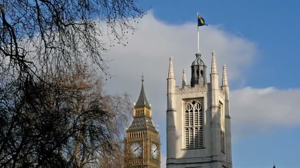 Big Ben tower med flagga på toppen — Stockvideo